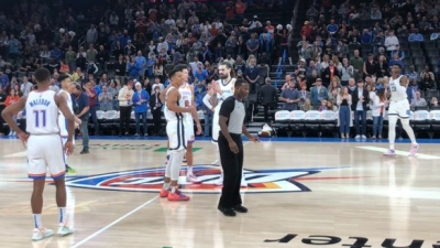 Επικό περιστατικό: Θάντερ - Γκρίζλις εμφανίστηκαν στα... λευκά και αναγκάστηκαν να αλλάξουν φανέλες! (video)