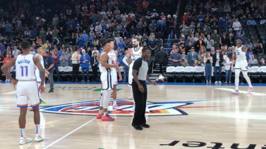 Επικό περιστατικό: Θάντερ - Γκρίζλις εμφανίστηκαν στα... λευκά και αναγκάστηκαν να αλλάξουν φανέλες! (video)