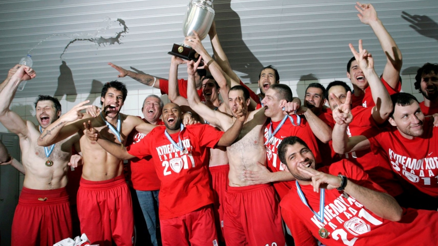 Το τελευταίο «ερυθρόλευκο» Κύπελλο Ελλάδας κόντρα στον τροπαιούχο της Ευρωλίγκα Παναθηναϊκό (video)