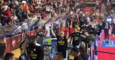 Υψωμένα τα… μεσαία δάχτυλα του Γιαμ Μάνταρ και σύνθημα «Γιαμπουσέλε» προς τον Έξουμ (video)