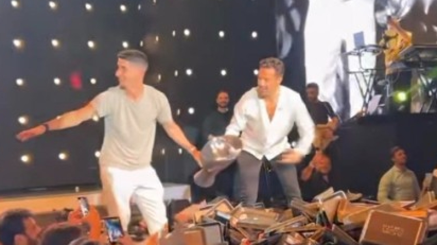 Η ανάρτηση του Γκατσίνοβιτς με τον Μάνταλο να σηκώνει την κούπα (video)