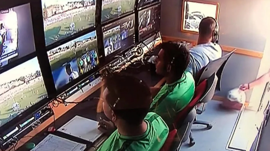 Από το ντεμπούτο του VAR στην Super League δεν θα μπορούσε να απουσιάζει το... «Greek Souvlaki»! (video)