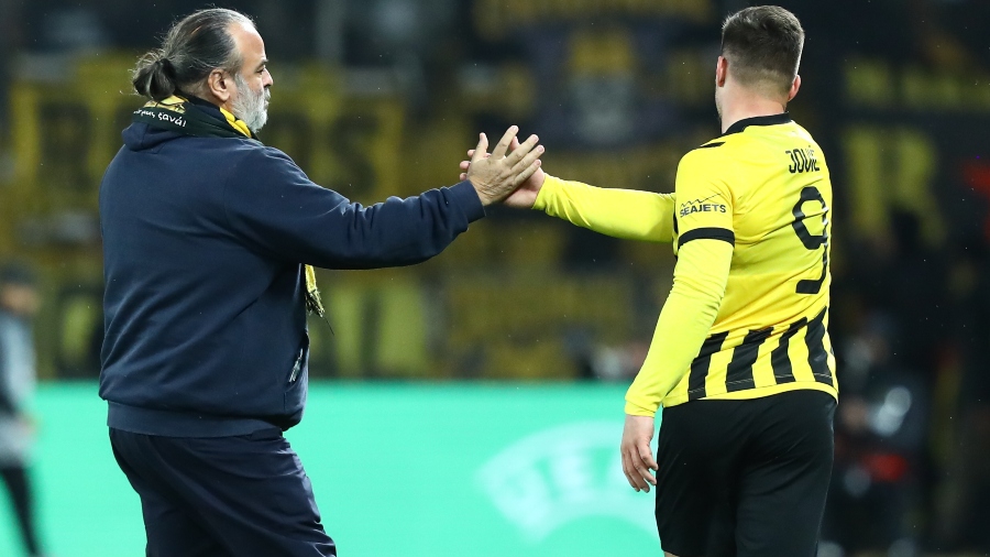 Ο Ηλιόπουλος εμψύχωσε τους παίκτες της ΑΕΚ στο ημίχρονο - «Να μας γίνει μάθημα!»