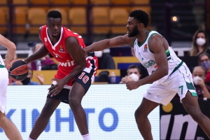 Ο Ολυμπιακός ξόρκισε το κακό, επέστρεψε από το -14 και κέρδισε τη Ζαλγκίρις με 83-68