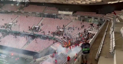 Νις - Κολωνία: Άγριες συμπλοκές μεταξύ φιλάθλων - Καθυστέρηση μίας ώρας στο ματς (video)