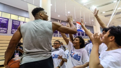 Μπακς: Έφτασαν Αμπού Ντάμπι και μοίρασαν χαμόγελα στους μικρούς φίλους! (video)