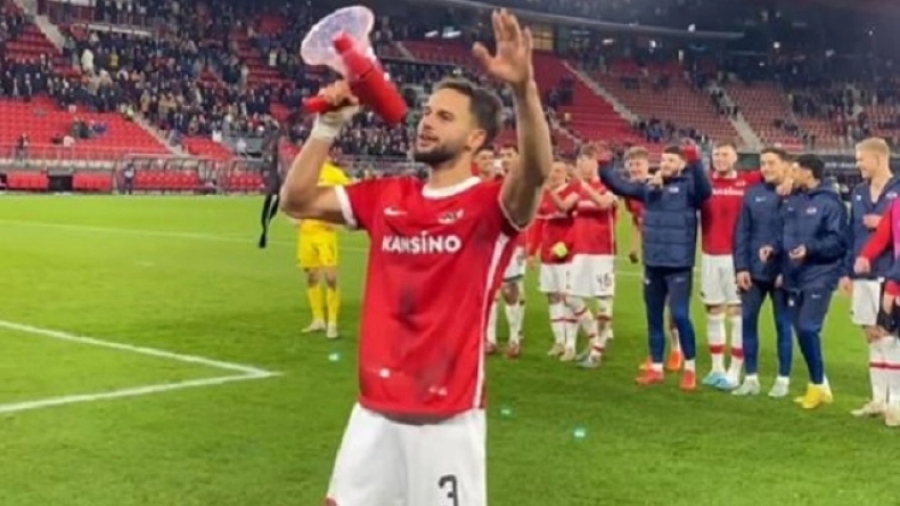 Ο Χατζηδιάκος με ντουντούκα τραγούδησε μαζί με οπαδούς της Άλκμααρ σύνθημα για τον Παυλίδη! (video)