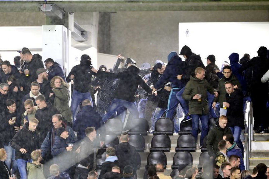 Χέρακλες - Άγιαξ: Σκηνές χάους και μάχες… σώμα με σώμα μεταξύ των οπαδών! (video)