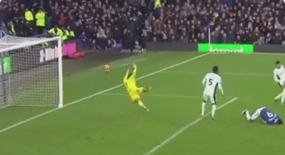 Ο Σάντσεθ έπαθε… Ονάνα: Είδατε πώς... έπεσε στο γκολ του Ντουκουρέ για το 1-0;