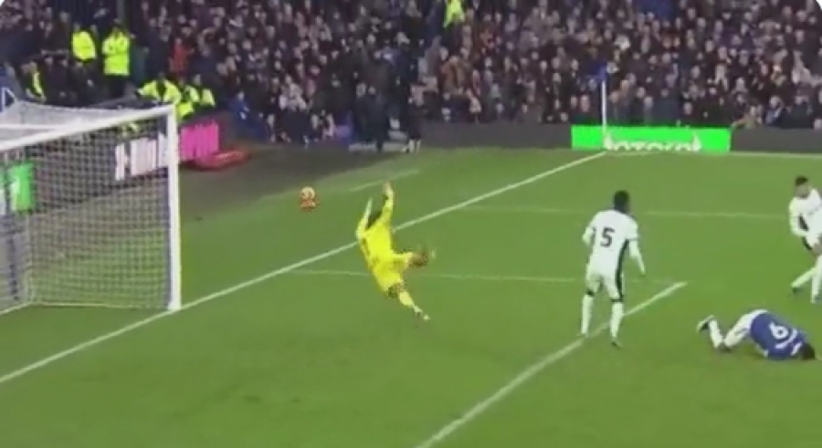 Ο Σάντσεθ έπαθε… Ονάνα: Είδατε πώς... έπεσε στο γκολ του Ντουκουρέ για το 1-0;