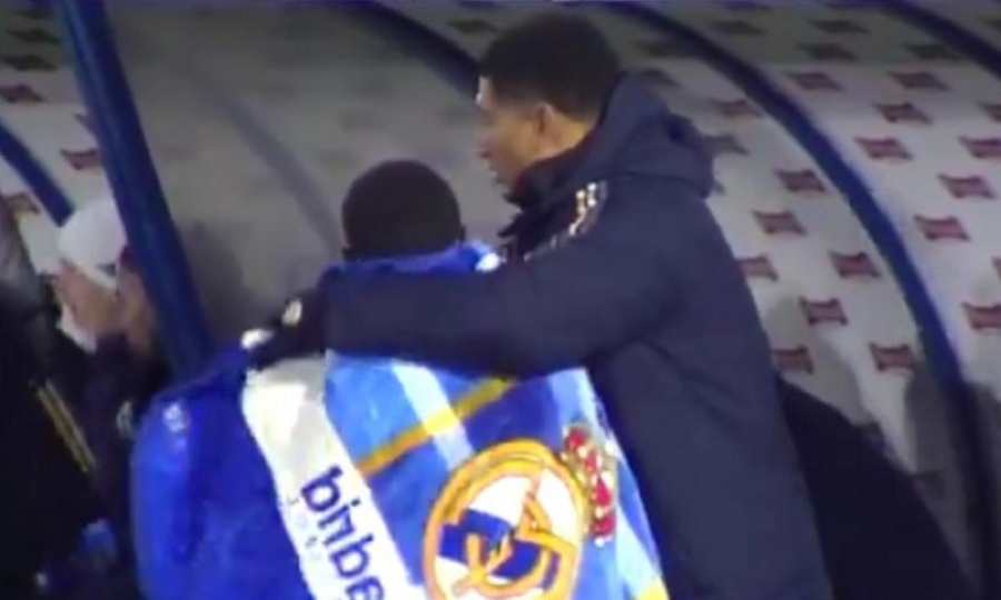 Σπουδαίος Μπέλιγχαμ: Σκέπασε με κουβέρτα ball boy προστατεύοντας το από το κρύο