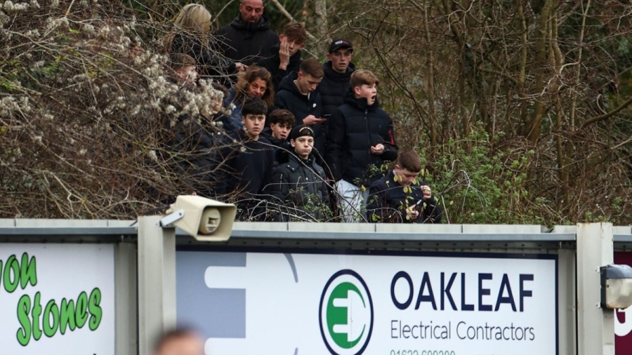Η μαγεία του FA Cup: Παίζουν στην 6η κατηγορία, προηγούνται, το κοινό τους παρακολουθεί από το… δάσος! (video)