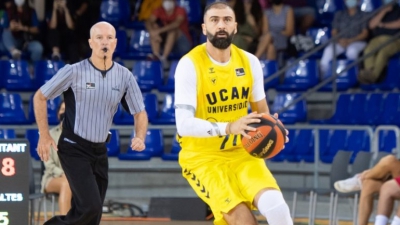 Τρομερός Βασιλειάδης, βάζει τρίποντα με μπουκάλια και παπούτσια (video)