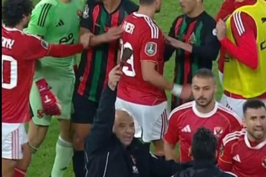 CAF Champions League: Οπαδός πέταξε μαχαίρι στον αγωνιστικό χώρο στο παιχνίδι της ΑΣ ΦΑΡ Ραμπάτ με την Αλ Αχλί!