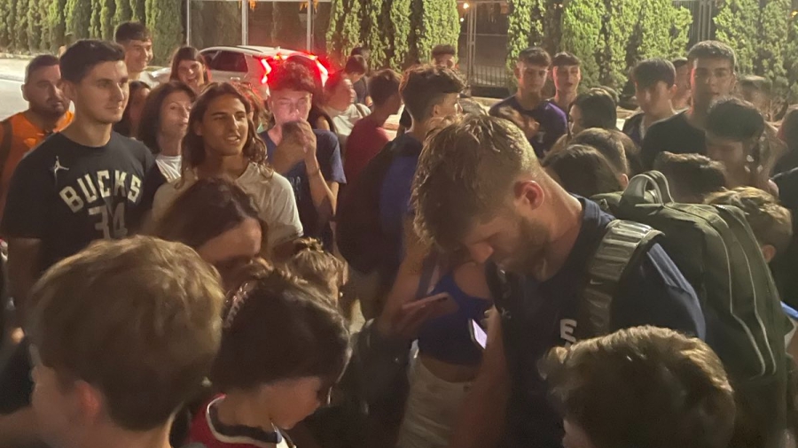 Ο Τόμας Γουόκαπ «πνίγηκε» στις αγκαλιές των παιδιών! (video)