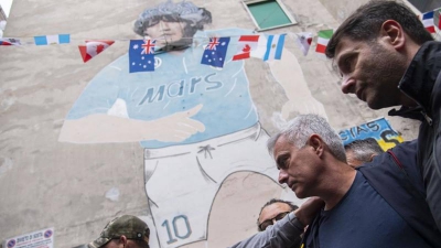 Ο Ζοζέ Μουρίνιο επισκέφθηκε την τοιχογραφία του Ντιέγκο Μαραντόνα! (video)
