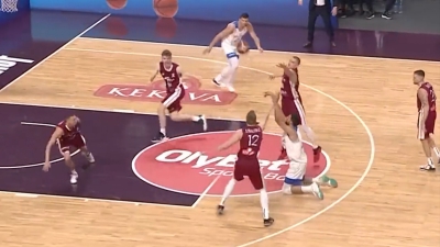 Λετονία – Ελλάδα: Απίθανος Χουγκάζ – Πρόλαβε το ρολόι, πεσμένος στα… γόνατα! (video)