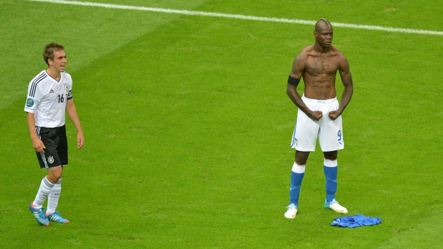 Το άγαλμα του Μάριο Μπαλοτέλι που  «σμίλευσε» την πρόκριση της Ιταλίας στον τελικό του EURO 2012! (video)