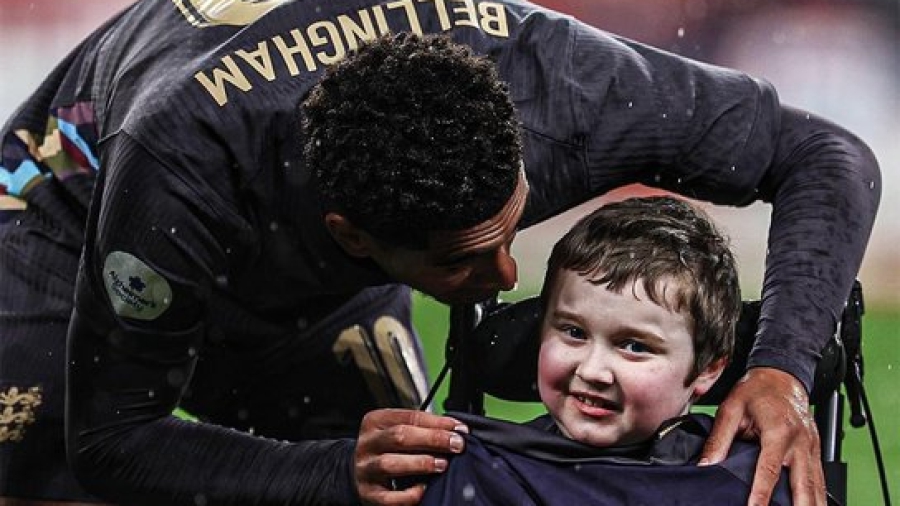 Υπέροχος Μπέλιγχαμ: Έδωσε τη ζακέτα στον πιτσιρικά που τον συνόδευε ζεσταίνοντας και τις... καρδιές μας! (video)