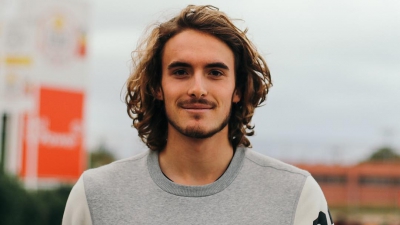 Αν θες να δείξεις πως είσαι Ρώσος, φάε ψωμί με χαβιάρι όπως ο Τσιτσιπάς! (video)