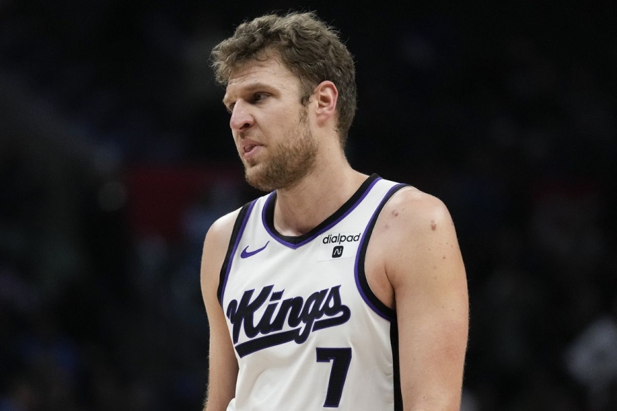 Πάτησε ξανά παρκέ, έπειτα από δύο μήνες: Ο Βεζένκοφ επέστρεψε και οι Κινγκς νίκησαν, δια... περιπάτου τους Τζαζ (video)