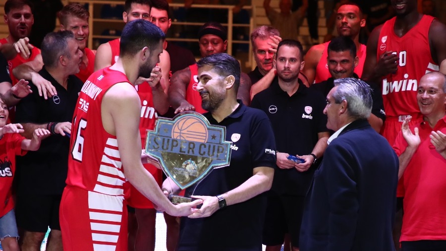 Ολυμπιακός: Ο Παπανικολάου άφησε τον Μπαφέ να σηκώσει το Super Cup(video)