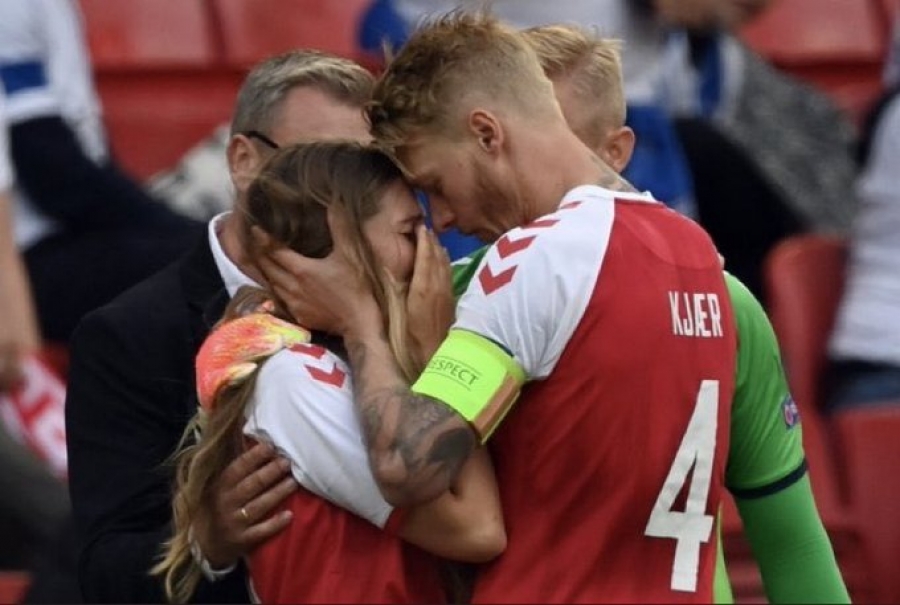 Η συγκλονιστική στιγμή που ο Κιάερ κρατά στην αγκαλιά του τη σύζυγο του Έρικσεν!