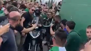Παναθηναϊκός AKTOR: «Βόλτες» πάνω σε μηχανάκι έκανε ο Λεσόρ, με τον κόσμο να τον αποθεώνει (video)