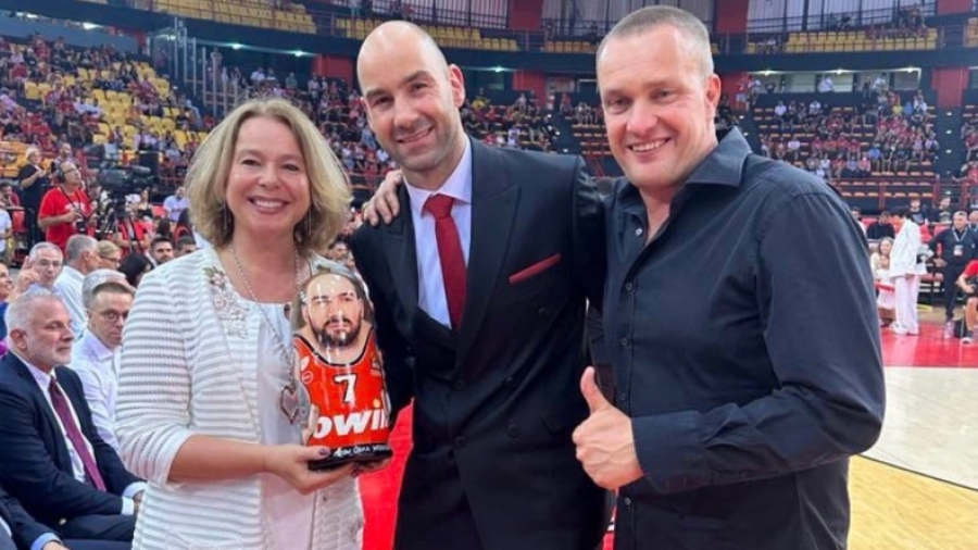 Η ΤΣΣΚΑ Μόχσχας τίμησε τον... δήμιο Σπανούλη με μία μπαμπούσκα που είχε τη μορφή του!