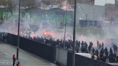 «De Klassieker»: Χούλιγκαν της Φέγενορντ πέταξαν πέτρες και πυρσούς στο πούλμαν του Άγιαξ (video)