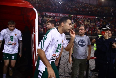 Κάποτε στα κόκκινα, τώρα στα πράσινα: Ο Σλούκας ως αρχηγός του Παναθηναϊκού δέχεται τα «βέλη» των φιλάθλων στο ΣΕΦ! (video)