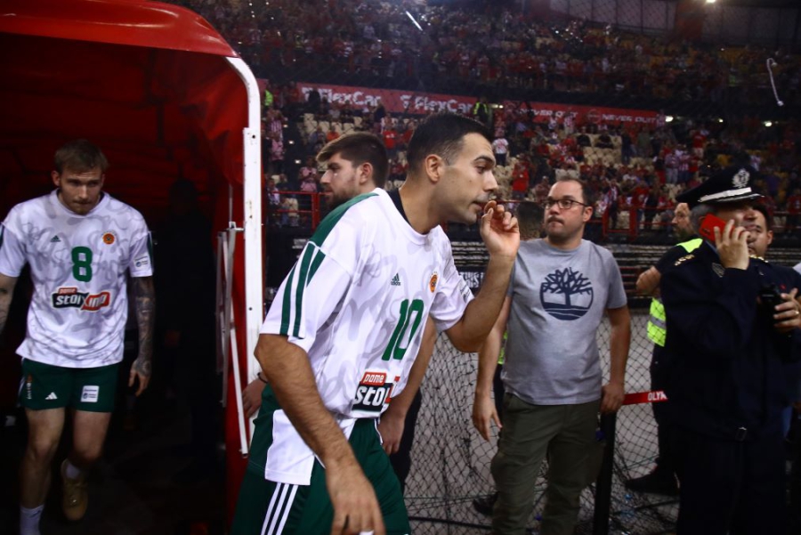 Κάποτε στα κόκκινα, τώρα στα πράσινα: Ο Σλούκας ως αρχηγός του Παναθηναϊκού δέχεται τα «βέλη» των φιλάθλων στο ΣΕΦ! (video)