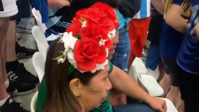 Ζευγάρι Μεξικανών βρέθηκε στην... λάθος μεριά της εξέδρας στο ματς με την Αργεντινή! (video)