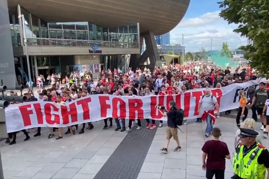 Οι οπαδοί της Μάντσεστερ Γιουνάιτεντ σήκωσαν πανό κατά της διοίκησης των Γκλέιζερς