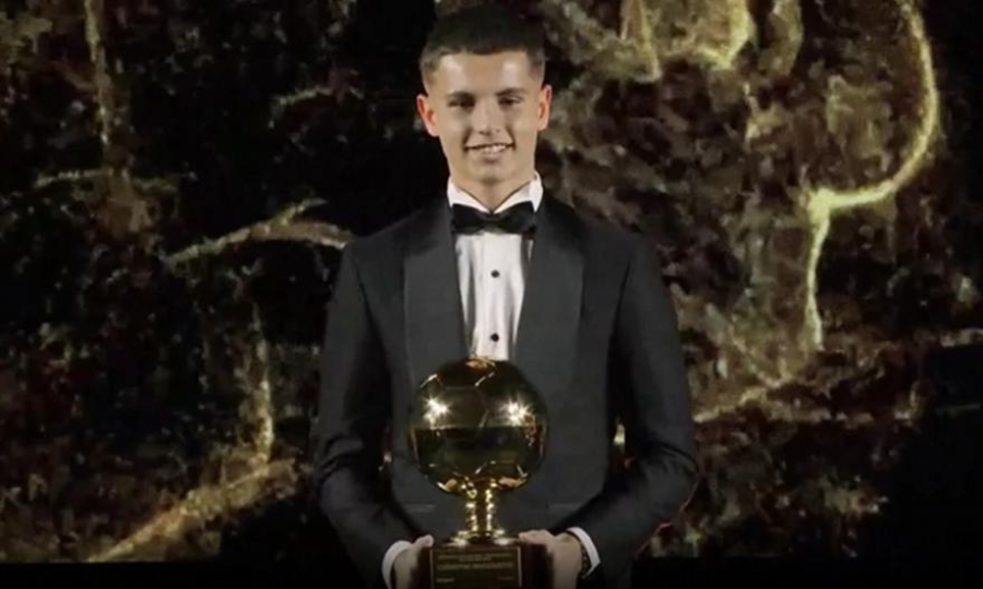 Η πιο μεγάλη μέρα στη ζωή του Μουζακίτη - Παρέλαβε το πολυτιμότερο βραβείο της καριέρας του!