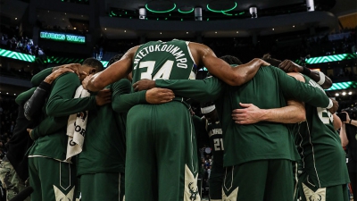 Μπακς: Τουρτοπόλεμος, τραγούδια και χοροί για τα γενέθλια του Γιάννη! (video)