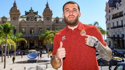 Μάικ Τζέιμς: Ντύθηκε στα «κόκκινα» της Μονακό