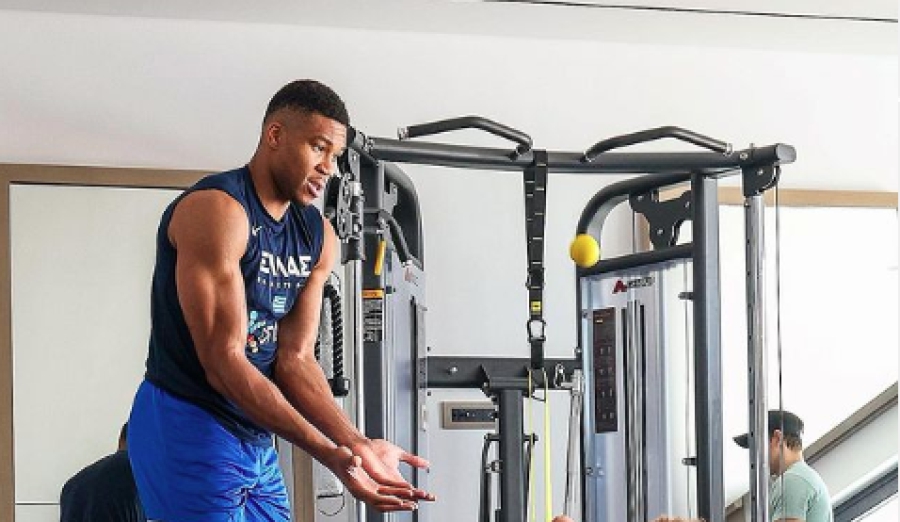 Ο Giannis κάνει αποκατάσταση στα «γαλανόλευκα», με τον γιο του και τα Paw Patrol!