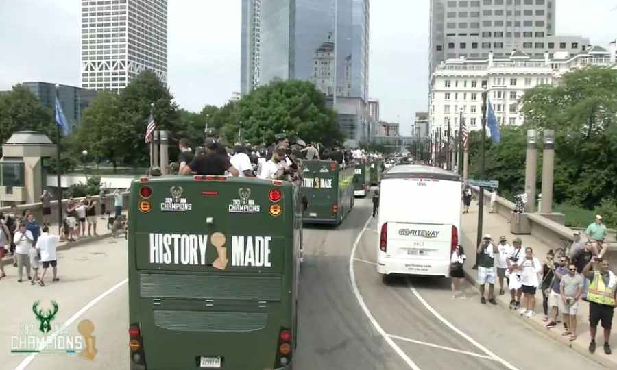 Η παρέλαση των πρωταθλητών του ΝΒΑ Milwaukee Bucks
