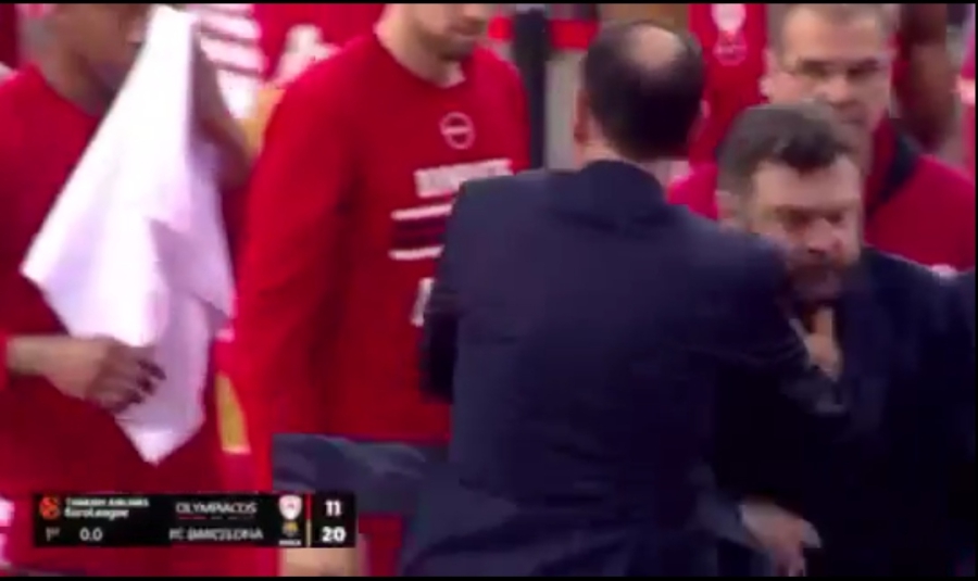 Ολυμπιακός - Μπαρτσελόνα: Εκτός εαυτού ο Μπαρτζώκας - Έσπρωξε τον βοηθό του! (video)
