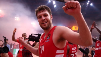 Πρώτος σκόρερ ο Βεζένκοφ στη EuroLeague, ο τρίτος «Έλληνας» που το καταφέρνει! (video)