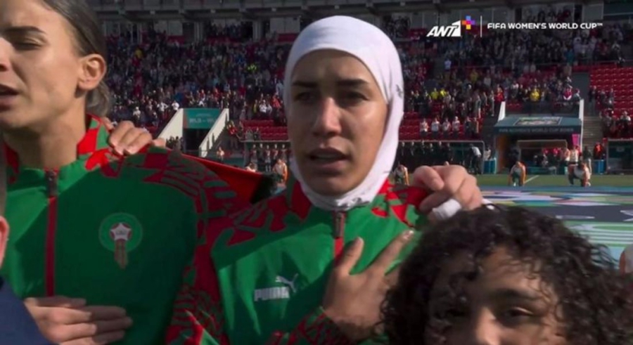 Έγραψε ιστορία η Μπενζίνα - Η πρώτη παίκτρια που αγωνίζεται με χιτζάμπ σε Μουντιάλ (video)