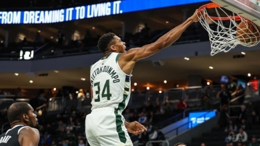 Double – double ο Γιάννης, κάρφωμα «πάνω» στον Σίμονς, αλλά 5η σερί ήττα για τους Μπακς! (video)