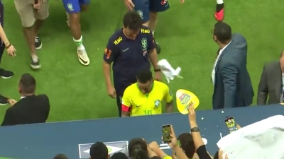 Έξαλλος ο Νεϊμάρ, του έριξαν ποπ-κορν στο κεφάλι και ξεκίνησε τα... γαλλικά! (video)