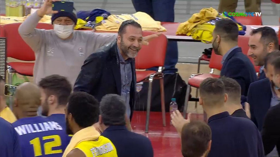 Λαύριο: Μπουγέλωσαν τον Χρήστο Σερέλη! (video)