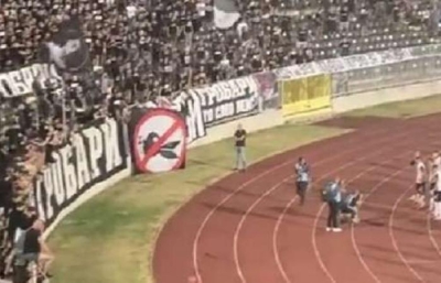 Η Παρτιζάν αποκλείστηκε και οι οπαδοί ανάγκασαν τους παίκτες να βγάλουν τις φανέλες! (video)