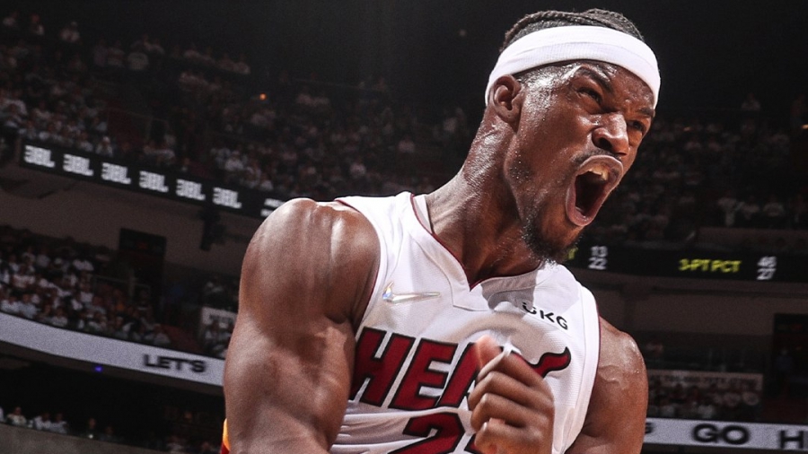 Ασύλληπτος Μπάτλερ με 45 πόντους και 2-0 οι Χιτ κόντρα στους Χοκς! (video)