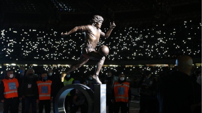 Νάπολι: Αποκάλυψε το άγαλμα του Μαραντόνα! (video)