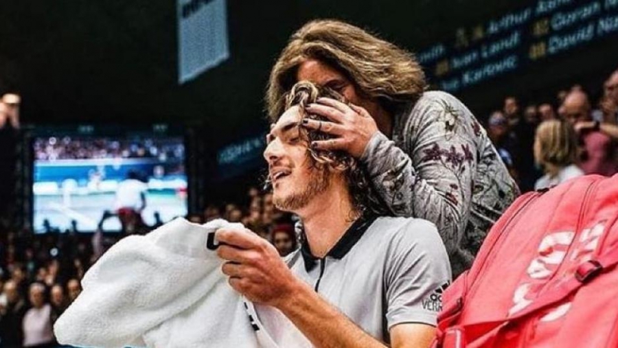 Τσιτσιπάς για τη μαμά του: «Χαρούμενη Παγκόσμια Ημέρα της Γυναίκας στην πιο σημαντική γυναίκα της ζωής μου»