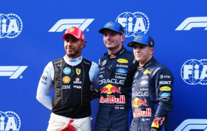 Formula 1: Φερστάπεν στην pole, δίπλα του ο Χάμιλτον στην εκκίνηση του GP Μπαχρέιν